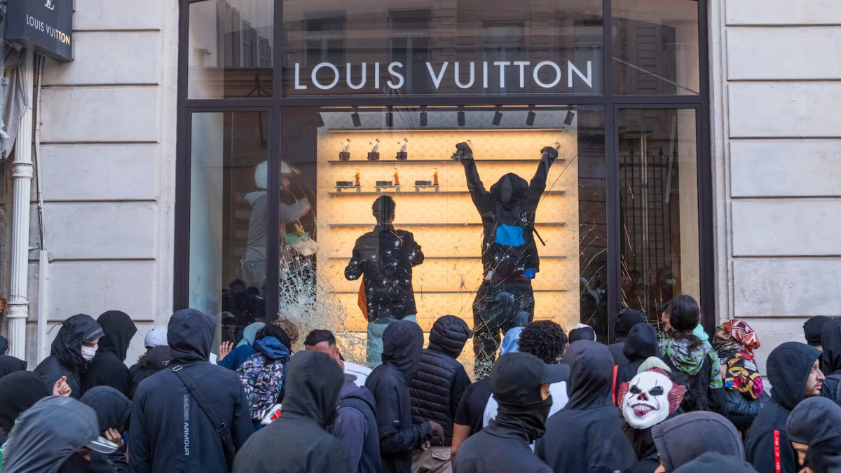 Các cửa hàng xa xỉ tại Paris đã bị tàn phá và gặp tổn thất lớn sau các cuộc bạo loan. Ảnh: Getty Images.