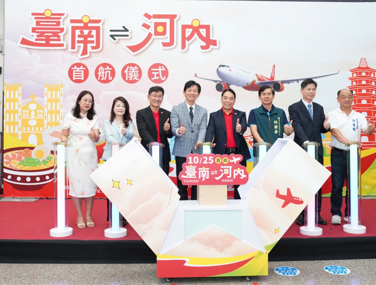 Lãnh đạo Vietjet cùng lãnh đạo TP Đài Nam (Đài Loan, Trung Quốc) thực hiện nghi thức khai trương đường bay Hà Nội - Đài Nam.
