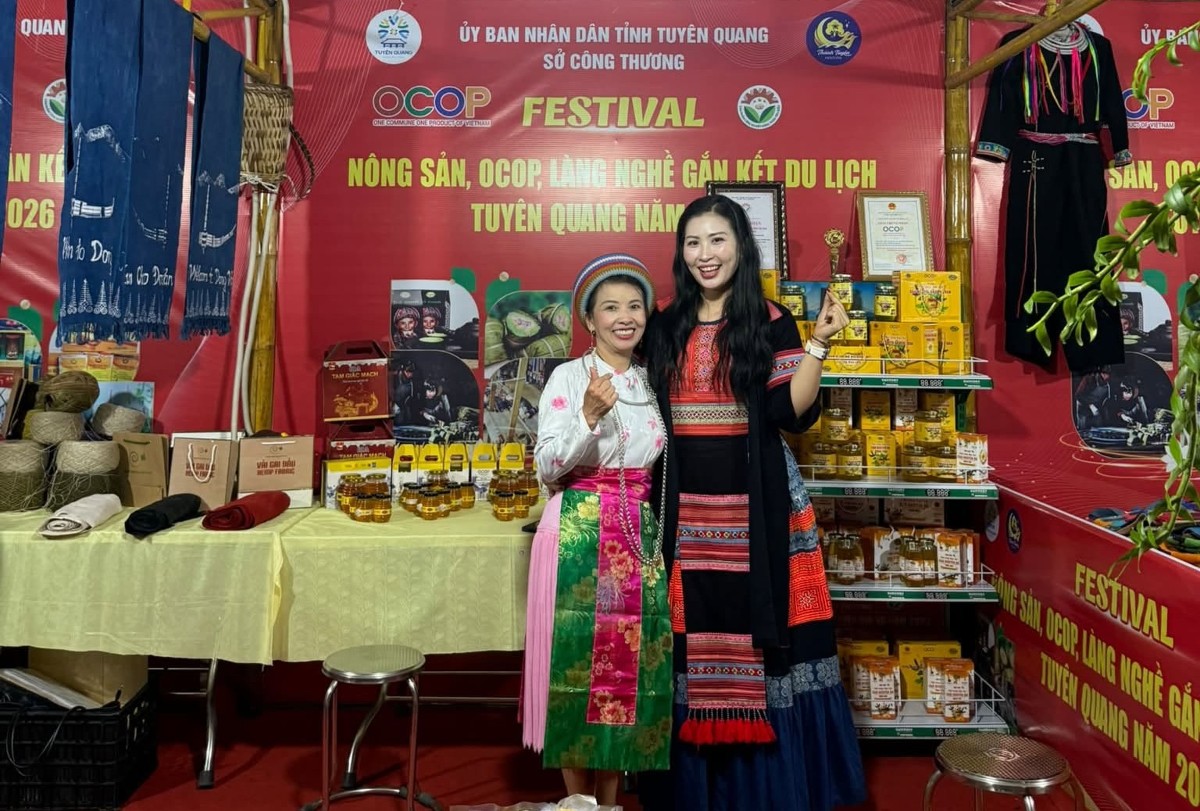 Các sản phẩm của Hợp tác xã Po Mỷ được chị Lưu Thị Hòa (bên phải) mang đến các hội chợ để quảng bá nông sản đặc trưng của Cao nguyên đá Đồng Văn, kết nối khách hàng và mở rộng thị trường tiêu thụ.