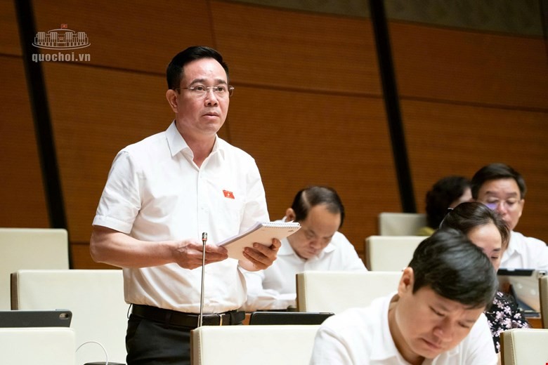 Đại biểu Nguyễn Văn Huy, Đoàn đại biểu Quốc hội tỉnh Hưng Yên đóng góp ý kiến. Ảnh:quochoi.vn