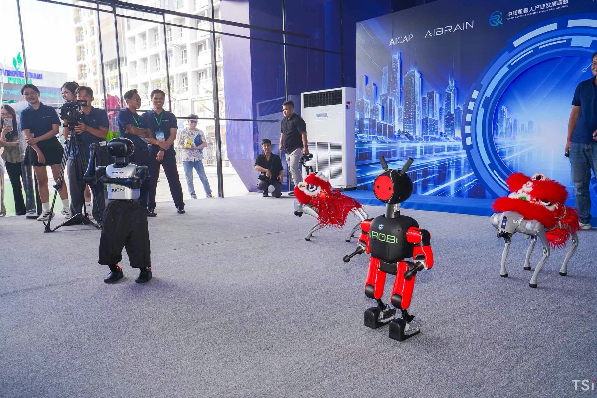 Các robot hình người tham gia trình diễn vũ đạo theo giai điệu âm nhạc Việt Nam - Ảnh: Xuân Thành.