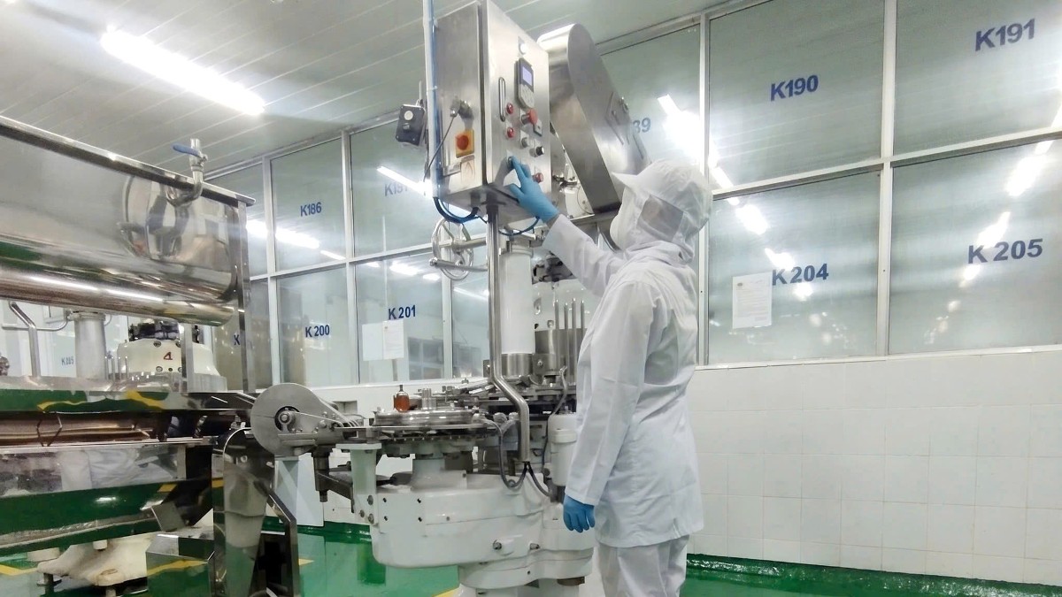 Cùng với việc duy trì hoạt động tại nhà máy theo quy trình kiểm soát chất lượng nghiêm ngặt, Hạ Long Canfoco cũng tăng cường trao đổi thông tin, phối hợp với các đối tác nhằm từng bước nối lại hoạt động kinh doanh và đưa sản phẩm tiếp cận người tiêu dùng.