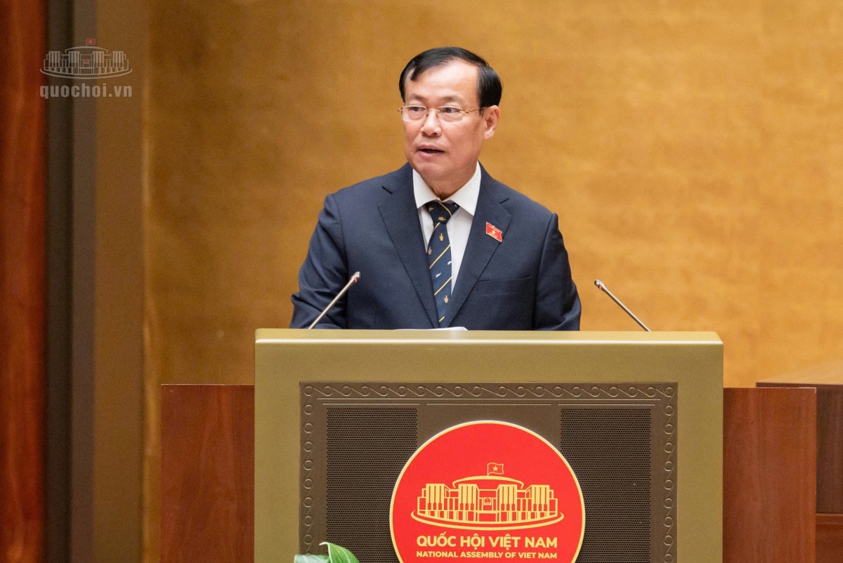 Chủ nhiệm Ủy ban Quốc phòng, An ninh và Đối ngoại của Quốc hội, Thượng tướng Lê Tấn Tới trình bày báo cáo thẩm tra dự án Luật Bảo vệ công trình quan trọng liên quan đến an ninh quốc gia. Ảnh: Quochoi.vn