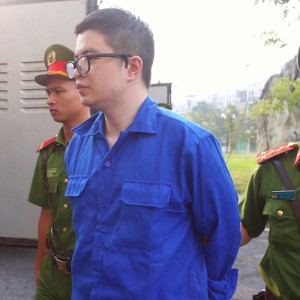 Cảnh sát dẫn giải bị cáo Phó Đức Nam đến phiên tòa. Ảnh: Như Nguyệt.