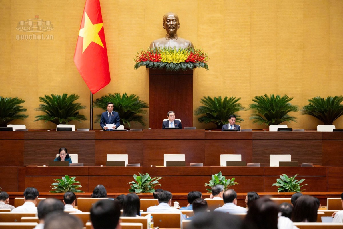 Sáng 26/10, dưới sự chủ trì của Chủ tịch Quốc hội Trần Thanh Mẫn và điều hành của Phó Chủ tịch Quốc hội, Thượng tướng Nguyễn Doãn Anh, Quốc hội họp phiên toàn thể ở Hội trường, nghe Tờ trình và Báo cáo thẩm tra dự án Luật Xử lý vi phạm hành chính (sửa đổi). Ảnh: Quochoi.vn