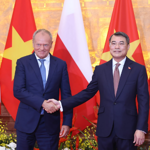 Thủ tướng Lê Minh Hưng và Thủ tướng Cộng hòa Ba Lan Donald Tusk - Ảnh: chinhphu.vn/Nhật Bắc