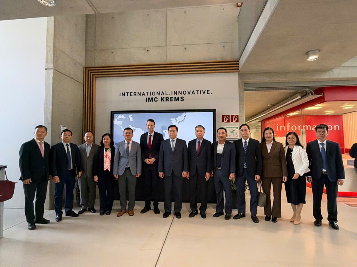 Đoàn công tác tham quan Trường Đại học Khoa học Ứng dụng IMC Krems. Ảnh: CTTPT.