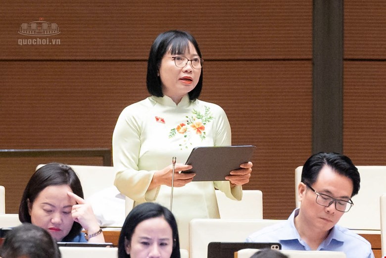 Đại biểu Nguyễn Thị Việt Nga, Đoàn đại biểu Quốc hội TP.Hải Phòng góp ý dự thảo luật. Ảnh:quochoi.vn