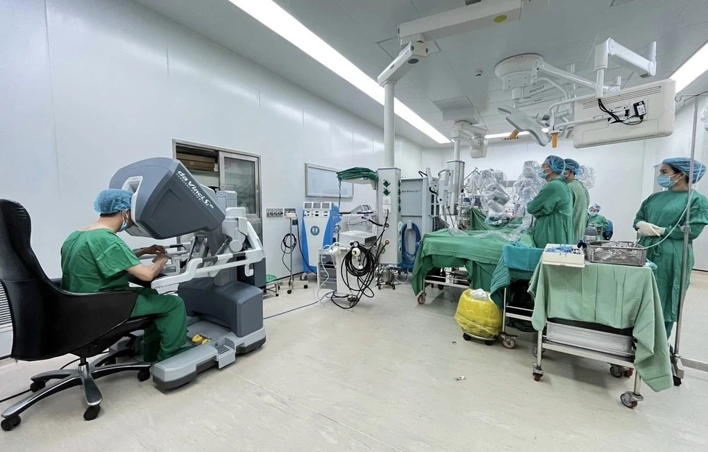 Các bác sĩ phẫu thuật robot cho bệnh nhân. Ảnh: Bệnh viện Chợ Rẫy
