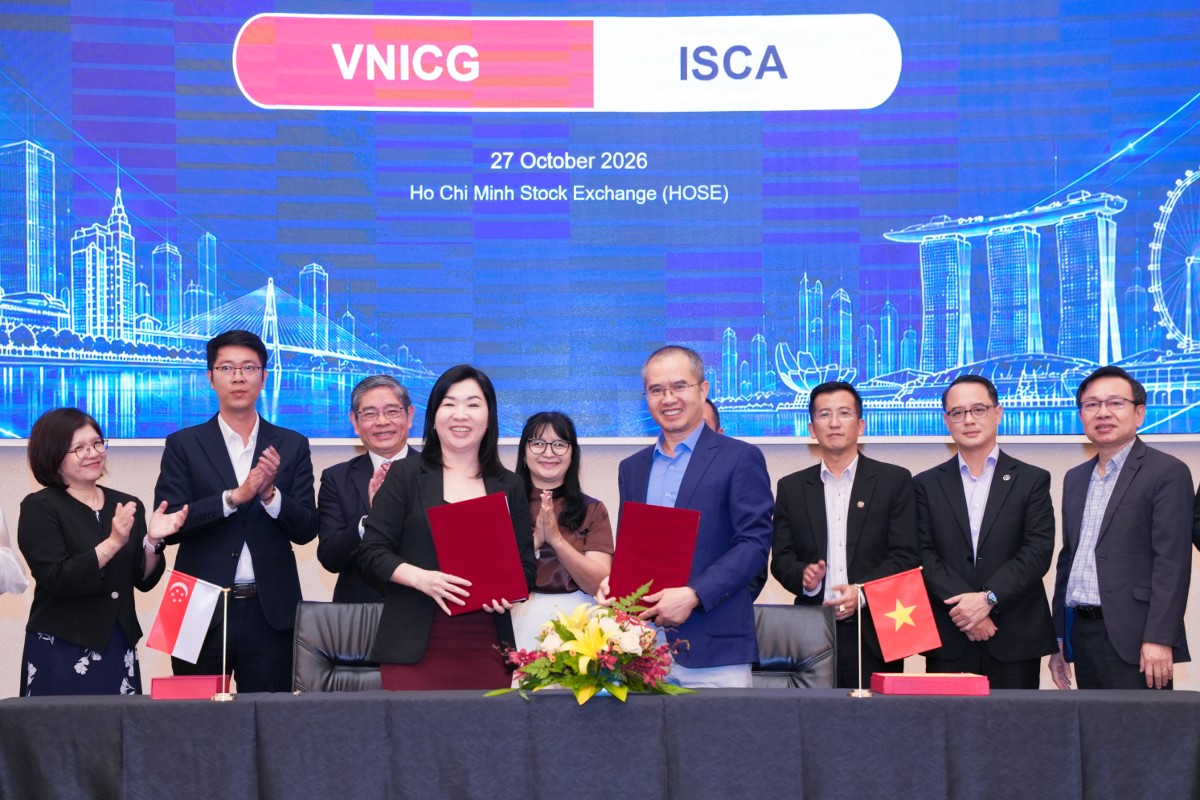 Đại diện Viện Nghiên cứu Quản trị Công ty VNIDA (VNICG) và Viện Kế toán Công chứng Singapore (ISCA) ký kết thảo thuận hợp tác. Ảnh: BTC.
