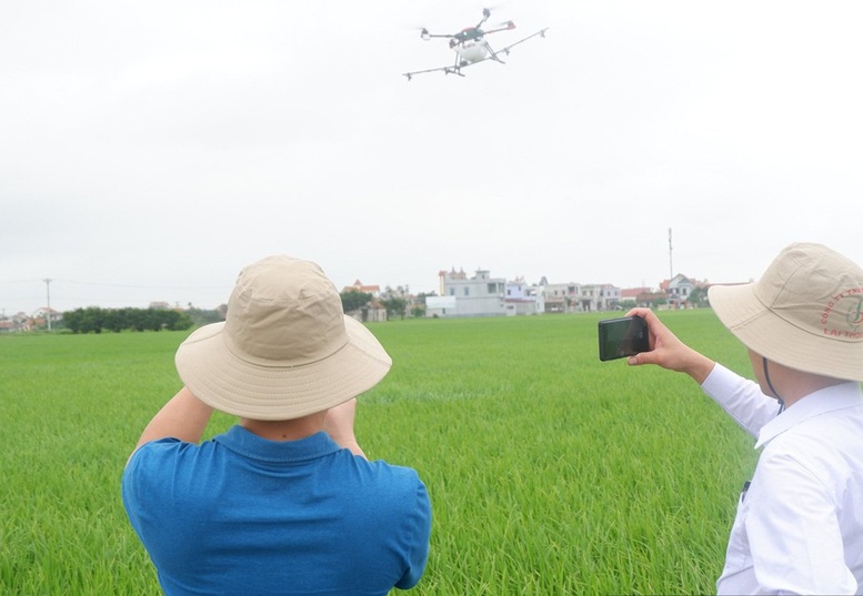 Thiết bị bay không người lái (UAV) kết hợp với cảm biến và công nghệ xử lý dữ liệu có thể hỗ trợ chuyển từ phương thức canh tác đồng loạt sang nông nghiệp chính xác. Ảnh: VGP