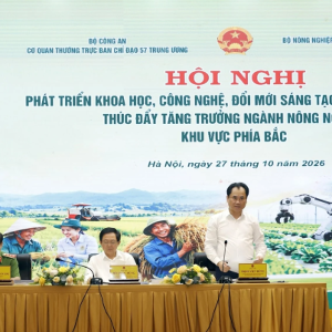 Phó Thủ tướng Hồ Quốc Dũng cùng Bộ trưởng Trịnh Việt Hùng và Thứ trưởng Nguyễn Văn Long chủ trì Hội nghị. Ảnh Ban tổ chức.