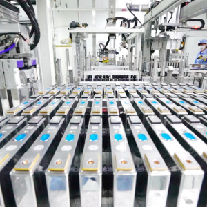 Dây chuyền sản xuất pin lithium phục vụ xe điện và hệ thống lưu trữ năng lượng đang trở thành trọng tâm của cuộc đua công nghiệp xanh tại Trung Quốc. Nguồn ảnh: Xinhua