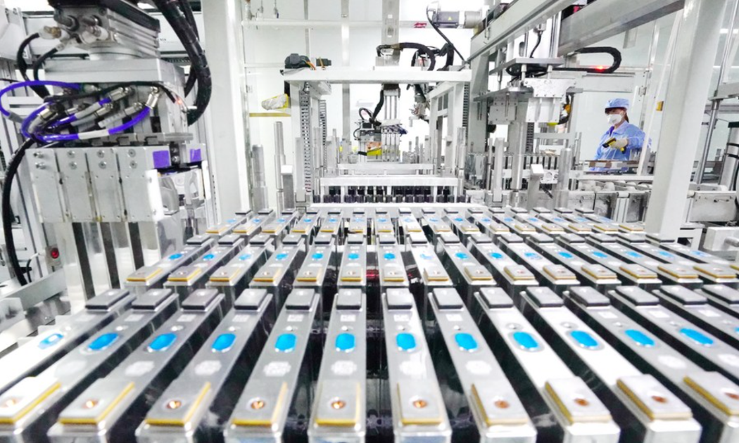 Dây chuyền sản xuất pin lithium phục vụ xe điện và hệ thống lưu trữ năng lượng đang trở thành trọng tâm của cuộc đua công nghiệp xanh tại Trung Quốc. Nguồn ảnh: Xinhua