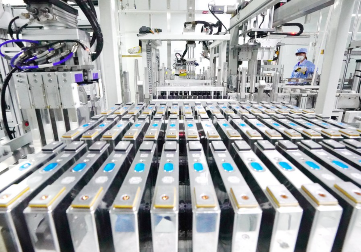 Dây chuyền sản xuất pin lithium phục vụ xe điện và hệ thống lưu trữ năng lượng đang trở thành trọng tâm của cuộc đua công nghiệp xanh tại Trung Quốc. Nguồn ảnh: Xinhua