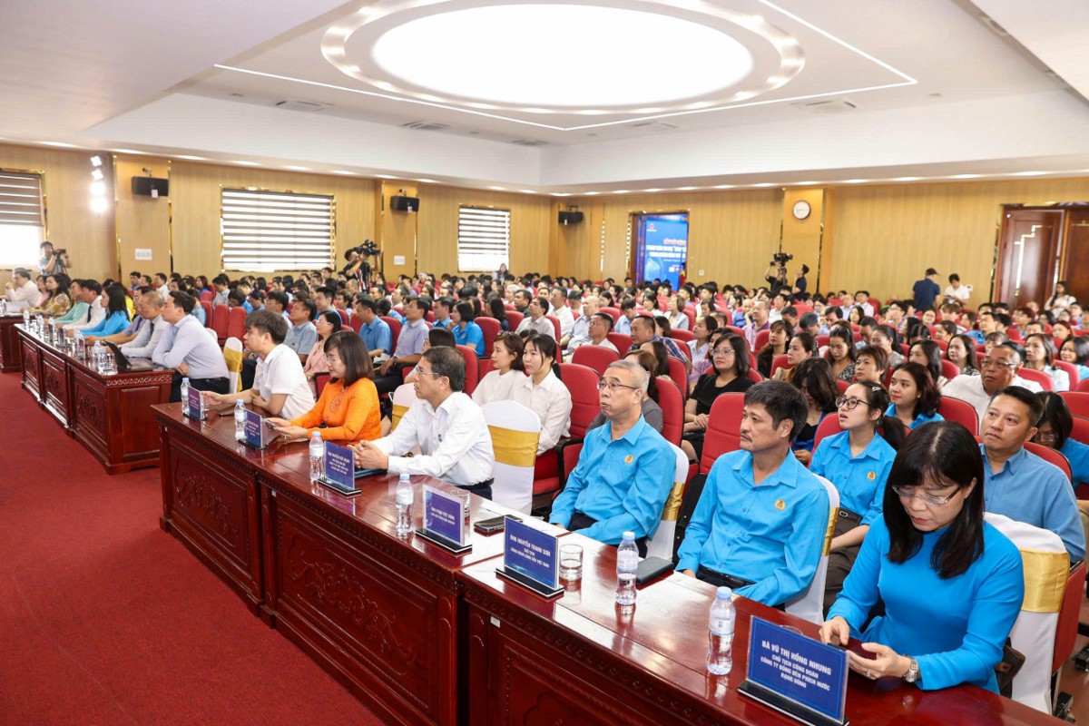 Người lao động ngành công thương hưởng ứng lễ phát động - Ảnh: Bộ Công Thương.