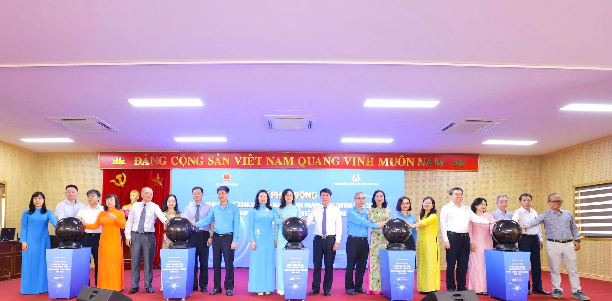 Các đại biểu thực hiện nghi thức phát động - Ảnh: Bộ Công Thương.