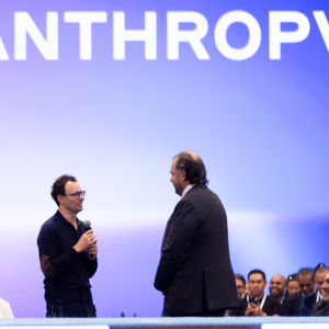 CEO Anthropic Dario Amodei (bên trái) phát biểu tại San Francisco vào tháng trước - Ảnh: Getty Images.
