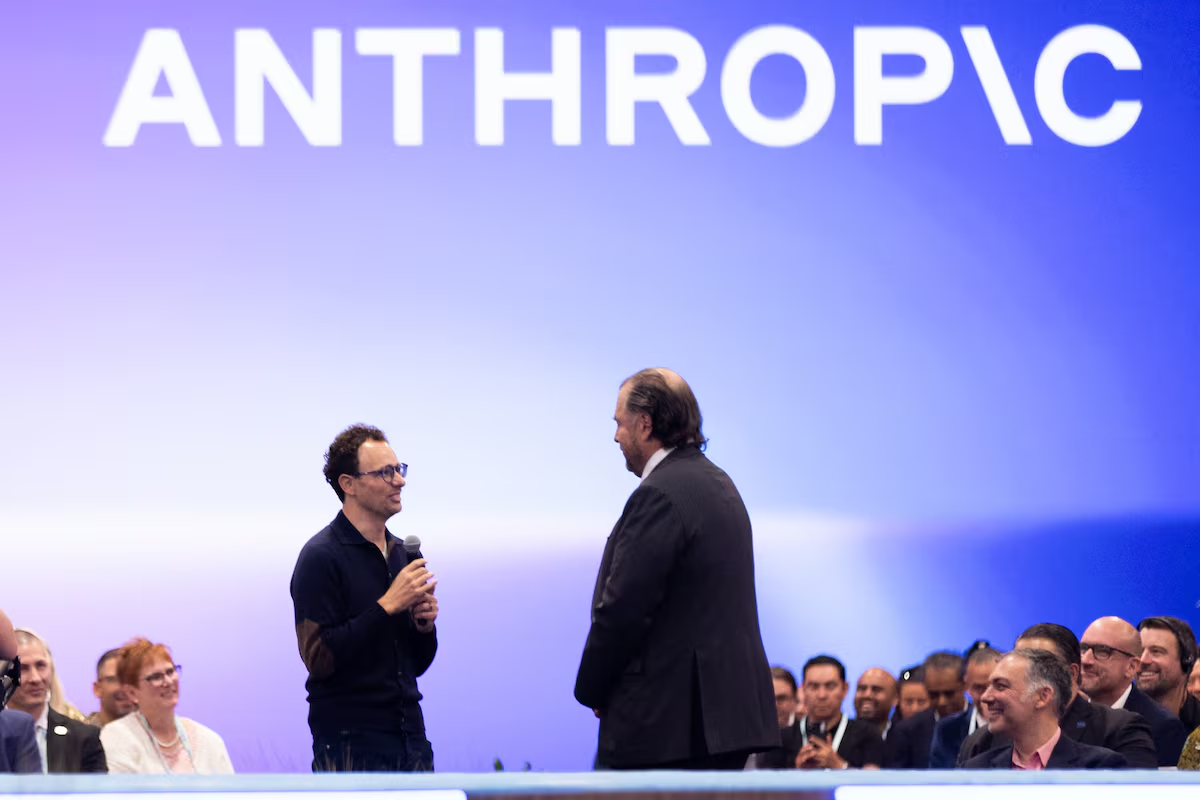 CEO Anthropic Dario Amodei (bên trái) phát biểu tại San Francisco vào tháng trước - Ảnh: Getty Images.