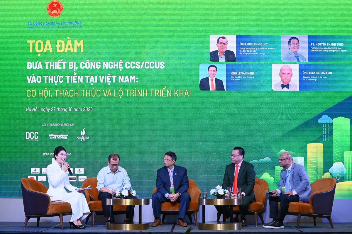 Các chuyên gia trao đổi tại tọa đàm. Ảnh: Tùng Đinh