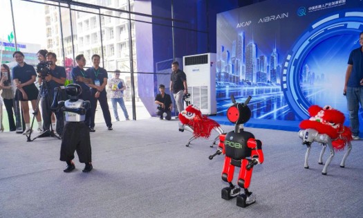A robot performance draws visitors at the event. (Photo: Xuan Thanh)
