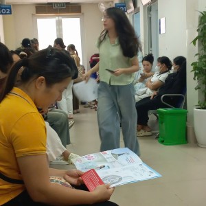 Người dân đi khám chữa bệnh bảo hiểm y tế. Ảnh: Thu Hằng.