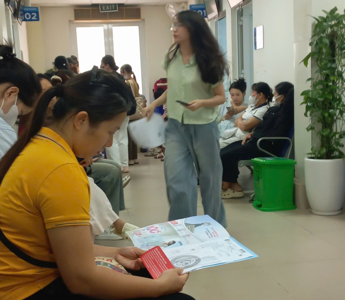 Người dân đi khám chữa bệnh bảo hiểm y tế. Ảnh: Thu Hằng.