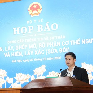 Thứ trưởng Thường trực Bộ Y tế Vũ Mạnh Hà thông tin về dự án Luật Hiến, lấy, ghép mô, bộ phận cơ thể người và hiến, lấy xác (sửa đổi), chiều 27/10. Ảnh: Trần Minh.