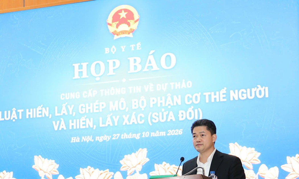 Thứ trưởng Thường trực Bộ Y tế Vũ Mạnh Hà thông tin về dự án Luật Hiến, lấy, ghép mô, bộ phận cơ thể người và hiến, lấy xác (sửa đổi), chiều 27/10. Ảnh: Trần Minh.