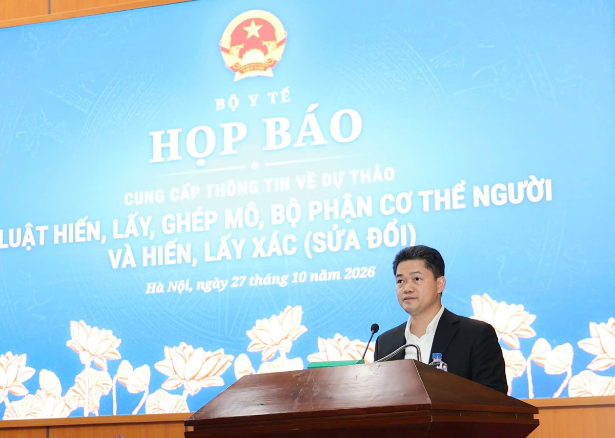 Thứ trưởng Thường trực Bộ Y tế Vũ Mạnh Hà thông tin về dự án Luật Hiến, lấy, ghép mô, bộ phận cơ thể người và hiến, lấy xác (sửa đổi), chiều 27/10. Ảnh: Trần Minh.