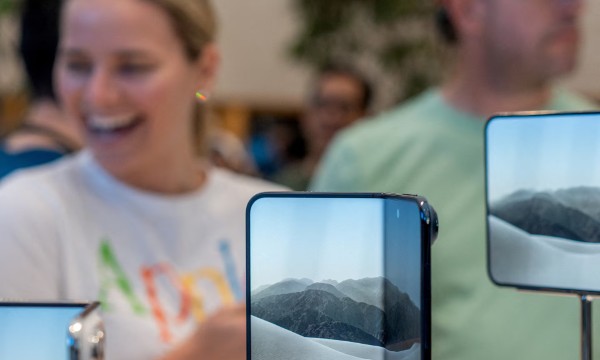 Apple đổi máy mới cho khách mua iPhone Duo gặp sự cố màn hình