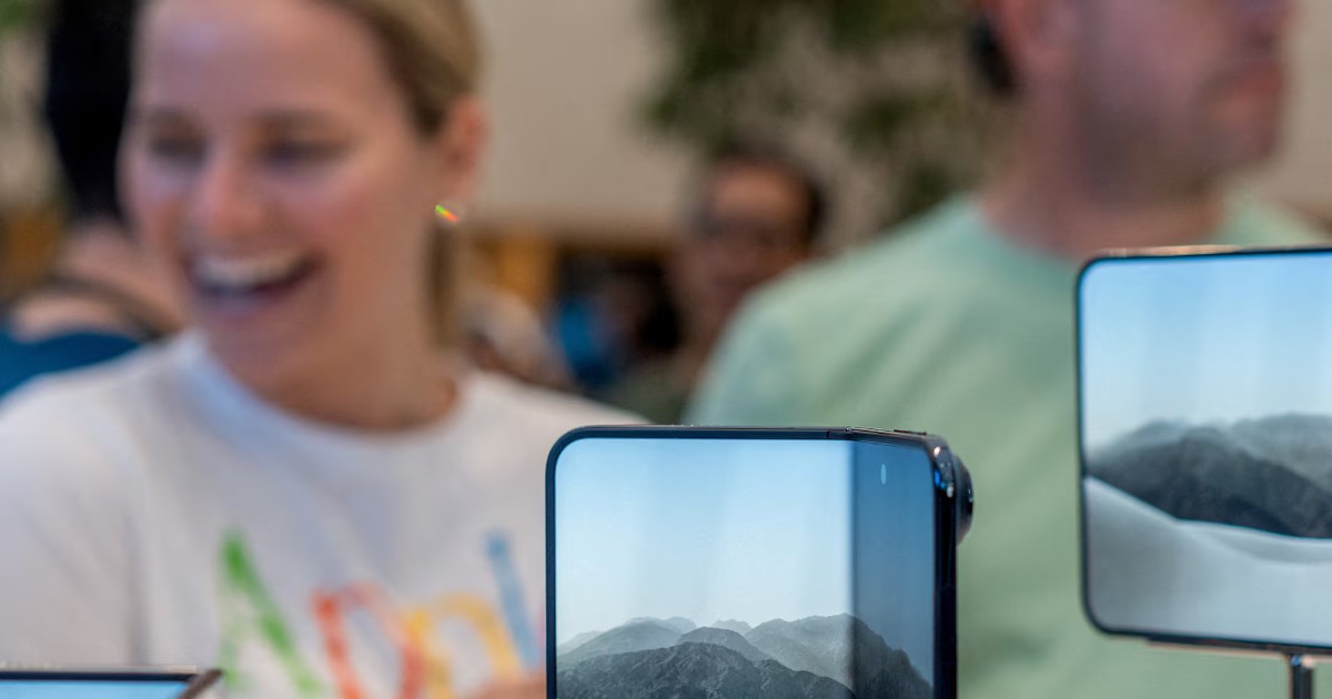 Apple đổi máy mới cho khách mua iPhone Duo gặp sự cố màn hình