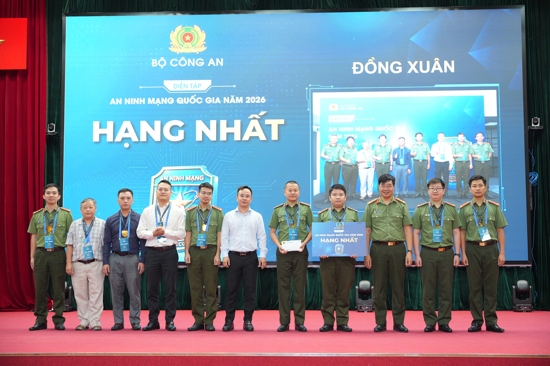 Kết thúc chương trình, Ban Tổ chức đã trao giải cho các đội đạt thành tích cao trong chương trình diễn tập. Ảnh: BTC