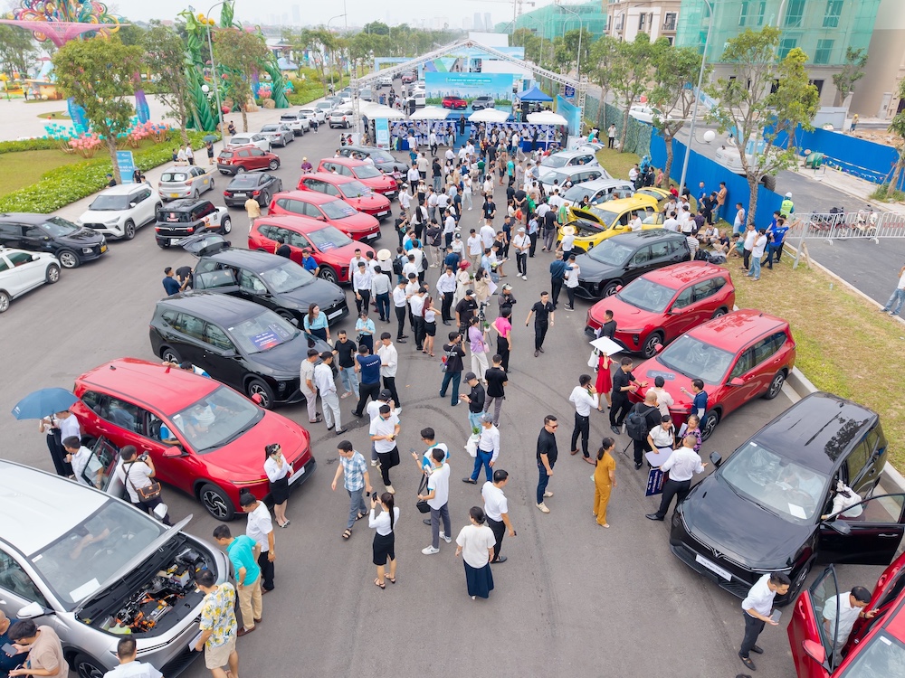 Sức mua phân khúc xe gia đình cỡ nhỏ tại Việt Nam ghi nhận sự phục hồi đáng kể trong tháng 9/2026 với tổng doanh số toàn nhóm vượt mốc 9.000 xe. Tuy nhiên, bất chấp nỗ lực tăng trưởng của hàng loạt dòng xe sử dụng động cơ đốt trong, sự bứt phá áp đảo của xe điện VinFast tiếp tục định hình một cục diện thị trường nghiêng hẳn về phía phương tiện xanh.
