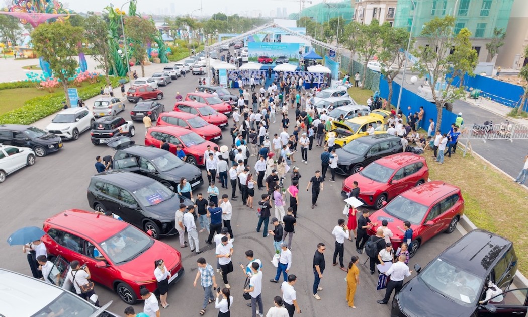 Sức mua phân khúc xe gia đình cỡ nhỏ tại Việt Nam ghi nhận sự phục hồi đáng kể trong tháng 9/2026 với tổng doanh số toàn nhóm vượt mốc 9.000 xe. Tuy nhiên, bất chấp nỗ lực tăng trưởng của hàng loạt dòng xe sử dụng động cơ đốt trong, sự bứt phá áp đảo của xe điện VinFast tiếp tục định hình một cục diện thị trường nghiêng hẳn về phía phương tiện xanh.