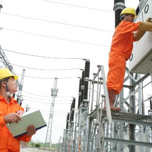Xem xét giảm giá điện và đưa thuế xăng về 0% ngay tháng 11. Ảnh: EVN
