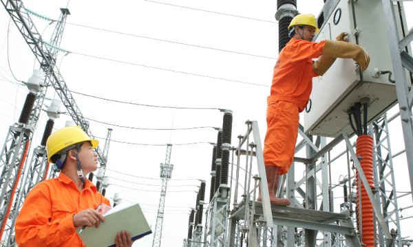 Phó Thủ tướng yêu cầu xem xét giảm giá điện và giảm thuế xăng về 0% ngay tháng 11