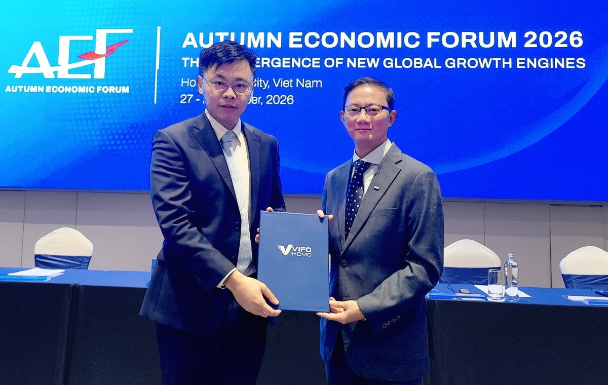 Ông Joseph Low (phải), Trưởng đại diện Keppel tại Việt Nam kiêm Chủ tịch Bộ phận Bất động sản, Keppel Việt Nam, nhận chứng nhận thành viên VIFC từ Ông Trương Minh Huy Vũ, Phó Chủ tịch Ủy ban nhân dân Thành phố Hồ Chí Minh, Chủ tịch cơ quan điều hành Trung tâm tài chính quốc tế Việt Nam tại Thành phố Hồ Chí Minh.