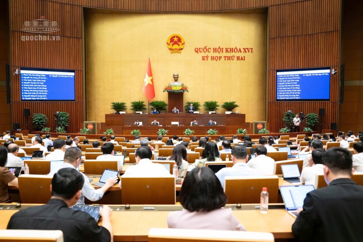 Các đại biểu thảo luận tại hội trường. Ảnh: quochoi.vn