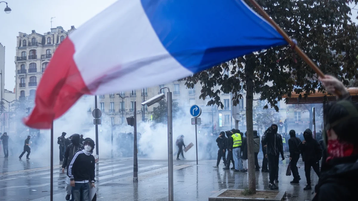 Năm nay, đường phố Paris thiếu vắng hẳn các hình thức trang trí Halloween. Ảnh: HuffPost