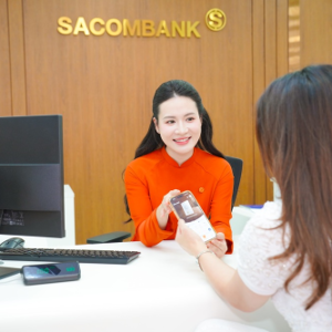Cán bộ nhân viên SACOMBANK tư vấn sản phẩm cho khách hàng. Ảnh: SACOMBANK.