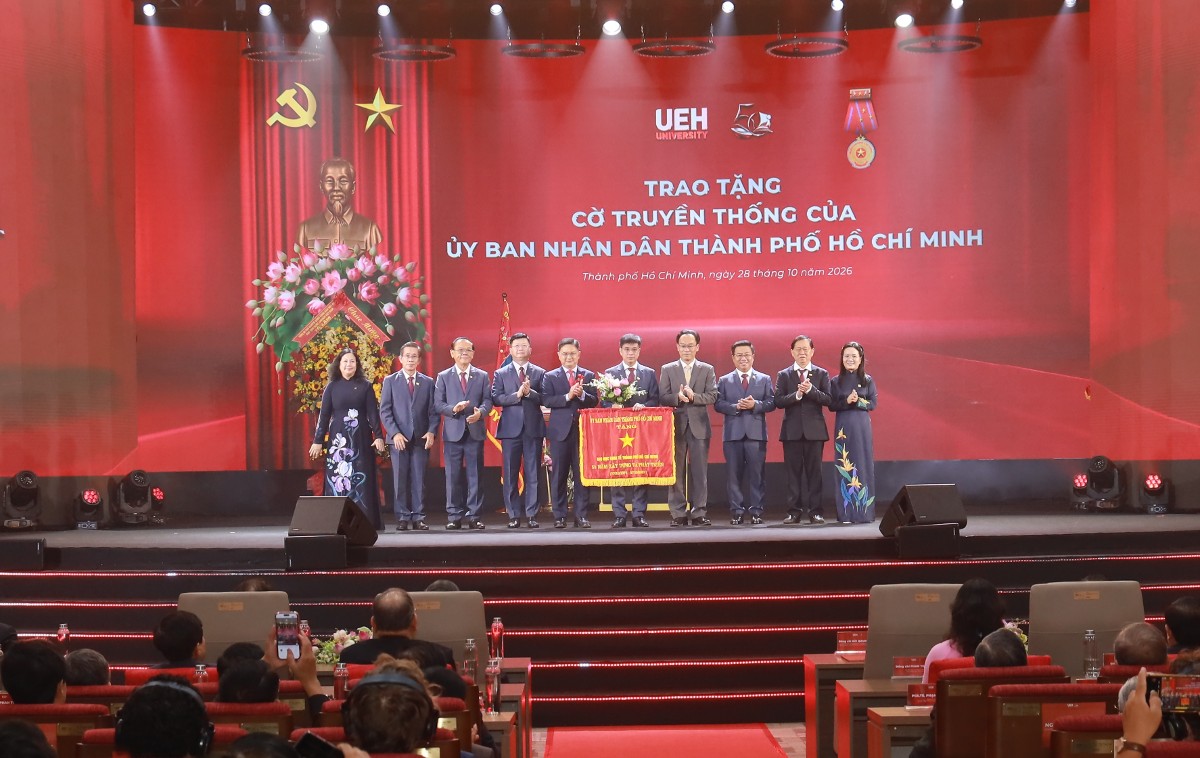 Ngoài Huân chương Lao động hạng Nhất, UEH còn vinh dự nhận Cờ truyền thống của UBND TP. Hồ Chí Minh. Ảnh: Thanh Kiều.