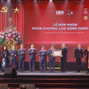 Tổng Bí thư, Chủ tịch nước Tô Lâm trao Huân chương Lao động hạng Nhất nhân kỷ niệm 50 năm thành lập UEH, sáng 28/10. Ảnh: Thanh Kiều.