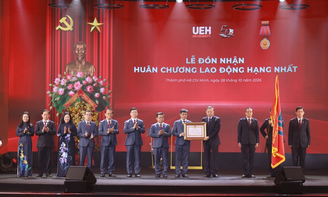 Tổng Bí thư, Chủ tịch nước Tô Lâm trao Huân chương Lao động hạng Nhất nhân kỷ niệm 50 năm thành lập UEH, sáng 28/10. Ảnh: Thanh Kiều.