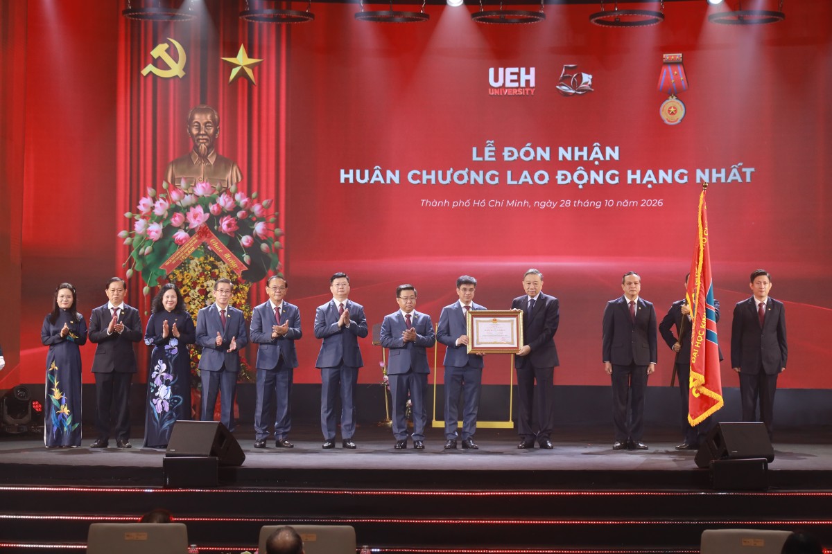 Tổng Bí thư, Chủ tịch nước Tô Lâm trao Huân chương Lao động hạng Nhất nhân kỷ niệm 50 năm thành lập UEH, sáng 28/10. Ảnh: Thanh Kiều.
