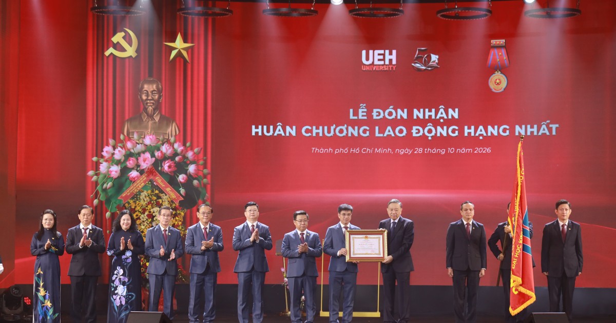 Tổng Bí thư, Chủ tịch nước Tô Lâm trao tặng Huân chương Lao động hạng Nhất cho Đại học Kinh tế TP. Hồ Chí Minh