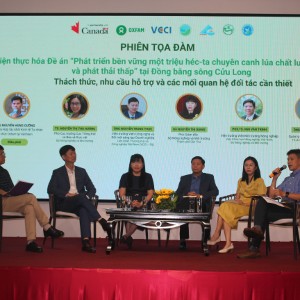 Phiên toạ đàm tại lễ khởi động dự án GoRice. Ảnh: Chu Khôi.