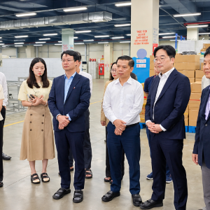 Các đại biểu tham quan xưởng sản xuất tại một doanh nghiệp tham gia dự án Hợp tác phát triển Nhà máy thông minh tại Bắc Ninh. Ảnh: PV VnEconomy.