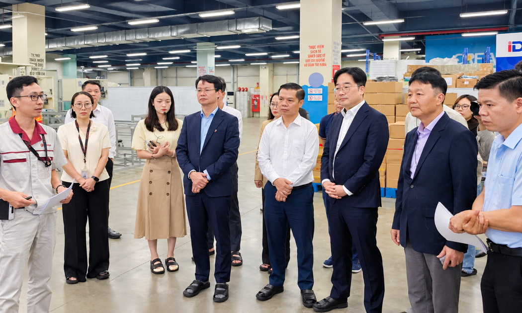 Các đại biểu tham quan xưởng sản xuất tại một doanh nghiệp tham gia dự án Hợp tác phát triển Nhà máy thông minh tại Bắc Ninh. Ảnh: PV VnEconomy.