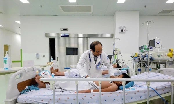 Sốt xuất huyết có thể diễn biến nặng ở bất kỳ lứa tuổi nào